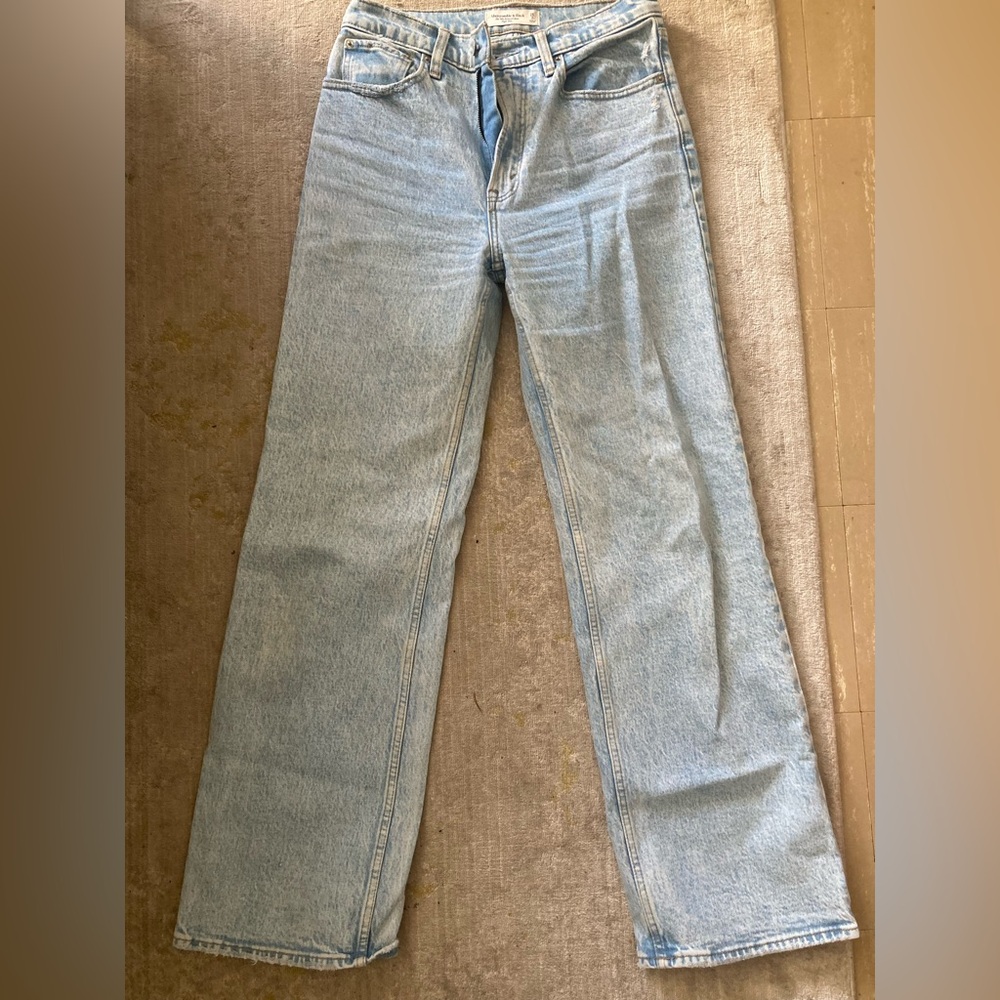 Abercrombie & Fitch, The 90’s relaxed jean, high rise size 2/26r